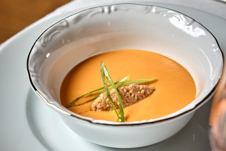 Gazpacho Lhardy con txangurro de centollo gallego